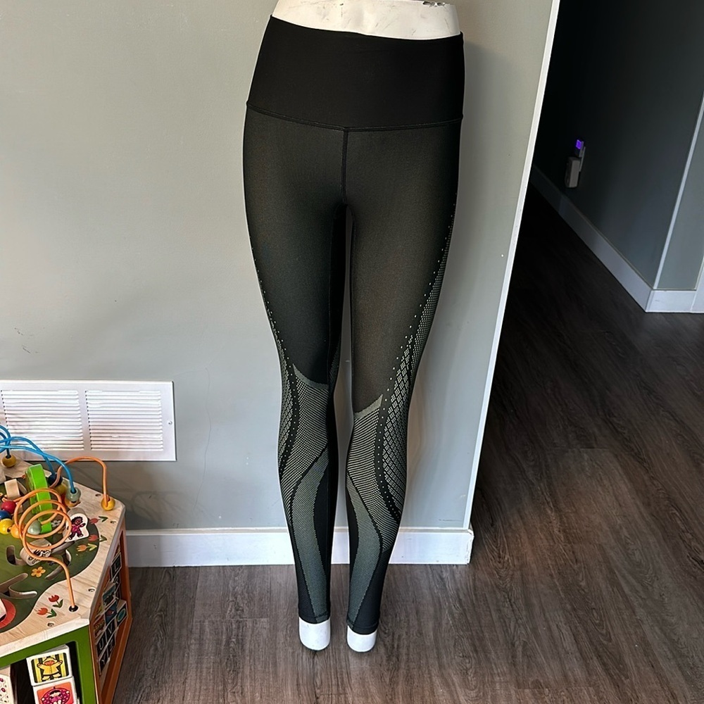 Lululemon Mapped Out High-Rise Tight 28"
SIZE 4